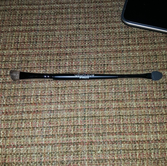 New Younique Angled Shadow/Sponge Brush - Picture 1 of 1